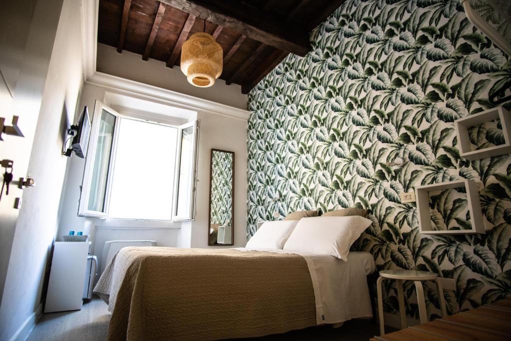 ein Schlafzimmer mit einem Wandbild aus Bananen in der Unterkunft Hotel Nella in Florenz