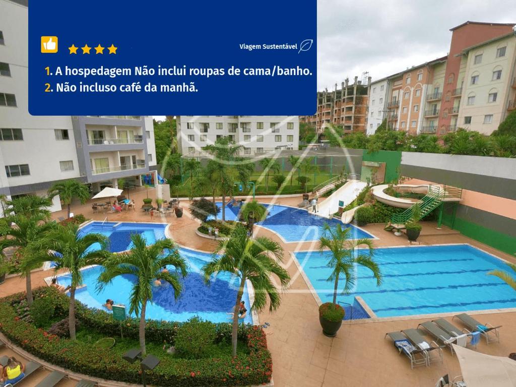 un hôtel avec une piscine et des palmiers dans l'établissement Veredas do Rio Quente Family, à Rio Quente