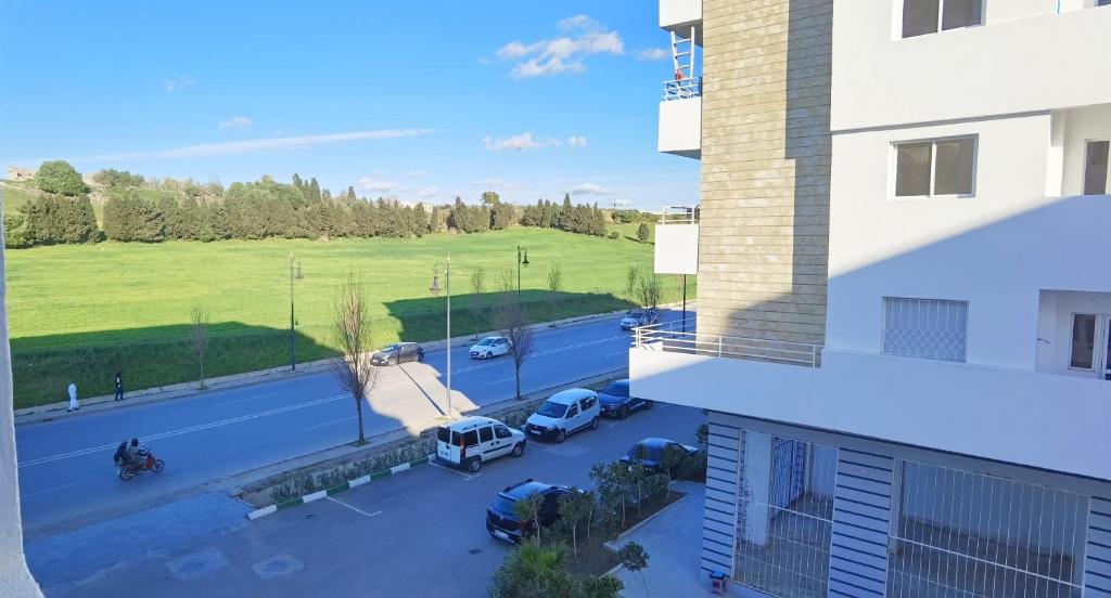 una vista aérea de un aparcamiento junto a un edificio en SAM HOUSE 2 min à l'aéroport en Tánger
