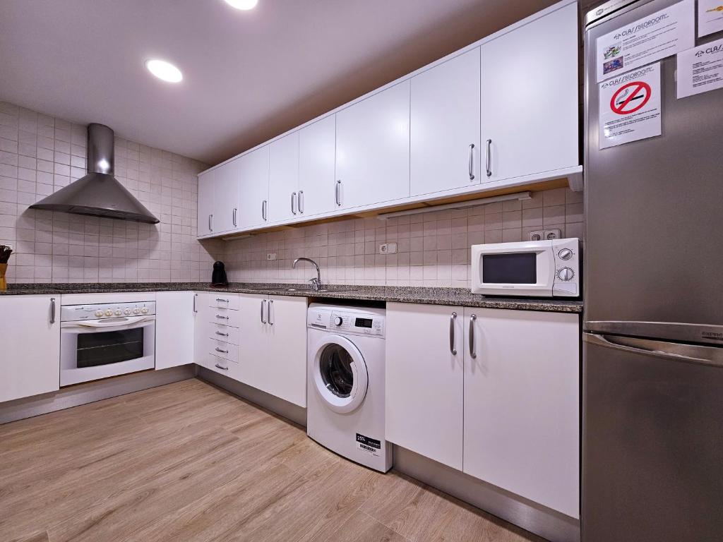 Kuchyňa alebo kuchynka v ubytovaní Classbedroom Park Güell Apartment