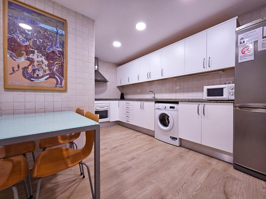Kuchyňa alebo kuchynka v ubytovaní Classbedroom Park Güell Apartment