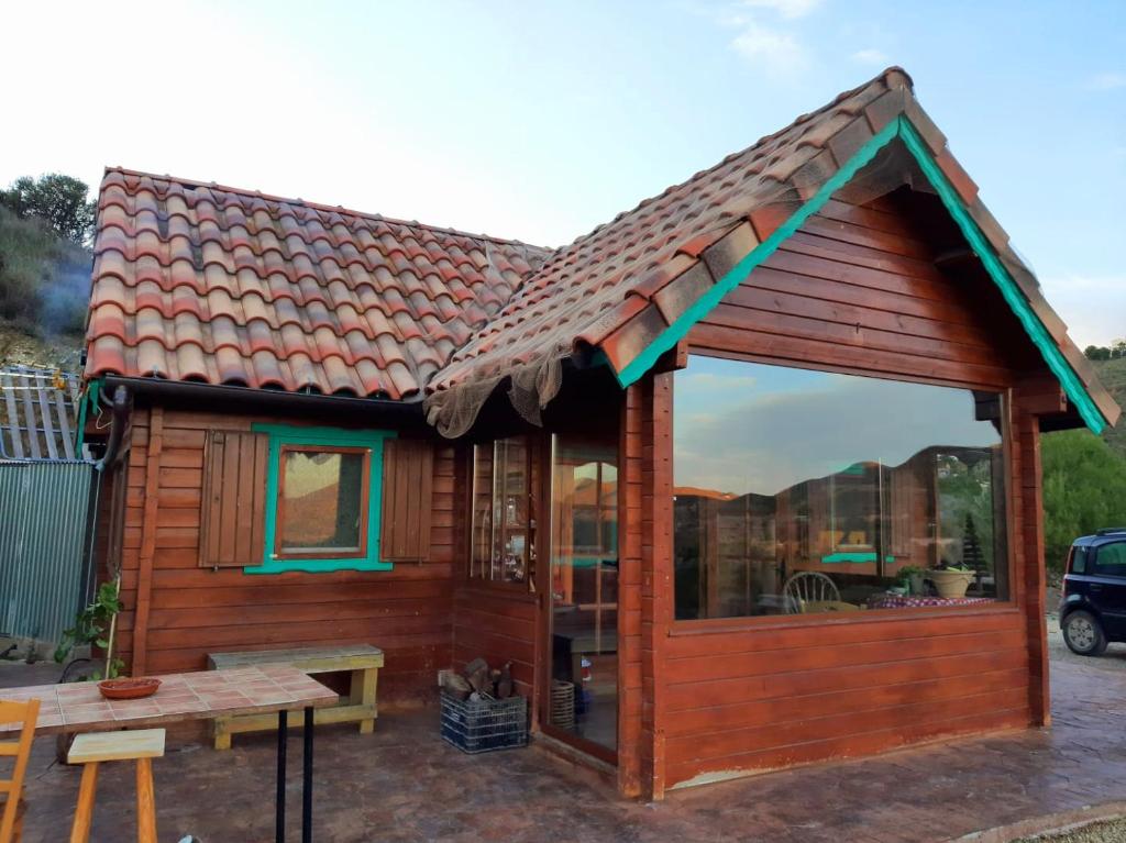 Cette petite maison en bois dispose d'une grande fenêtre. dans l'établissement Casa Cuatro-Vientos en Águilas, Murcia, à Águilas