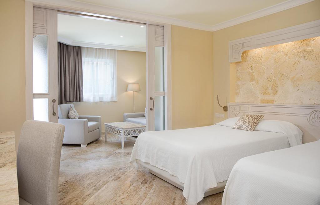 Postel nebo postele na pokoji v ubytování VIK Hotel Cayena Beach All Inclusive