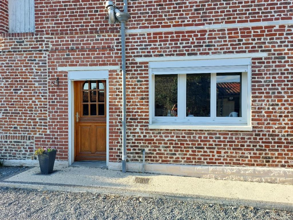 a brick building with a wooden door and a window at Ma dolce Mimi 