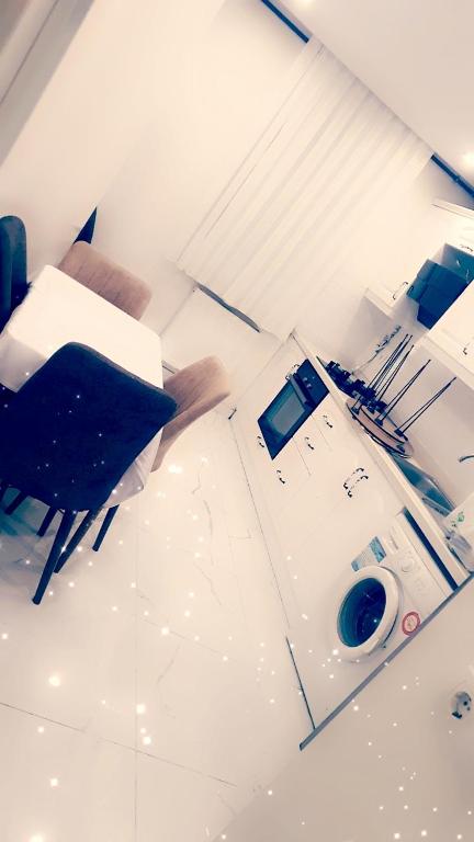 a laundry room with a washer and a washing machine at شقه فاخره بأحد أجمل وأرقى أحياء إسطنبول in Istanbul