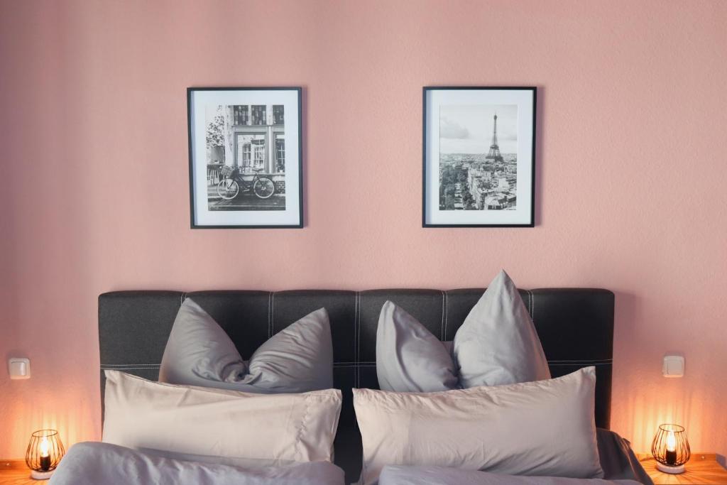 ein Sofa mit Kissen in einem Zimmer mit rosa Wänden in der Unterkunft Studio - ONE / Netflix Balkon Wifi in Chemnitz