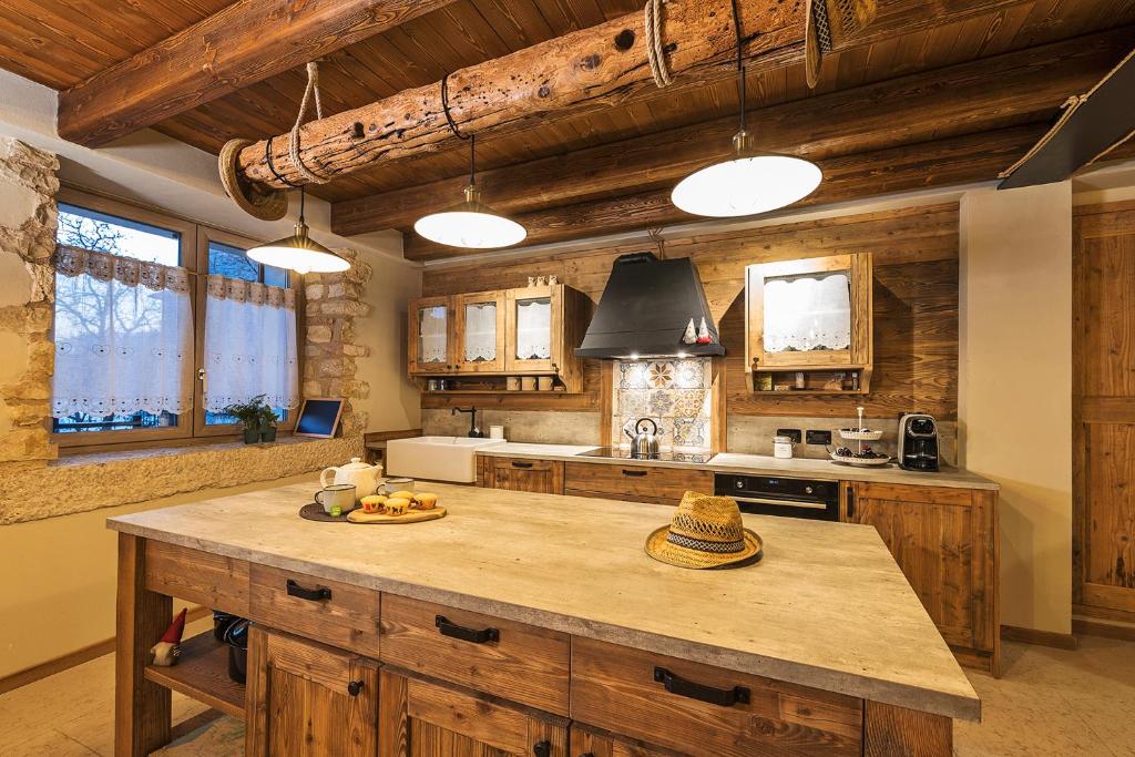 uma cozinha com armários de madeira e uma grande ilha em Malga Laben em Velo Veronese