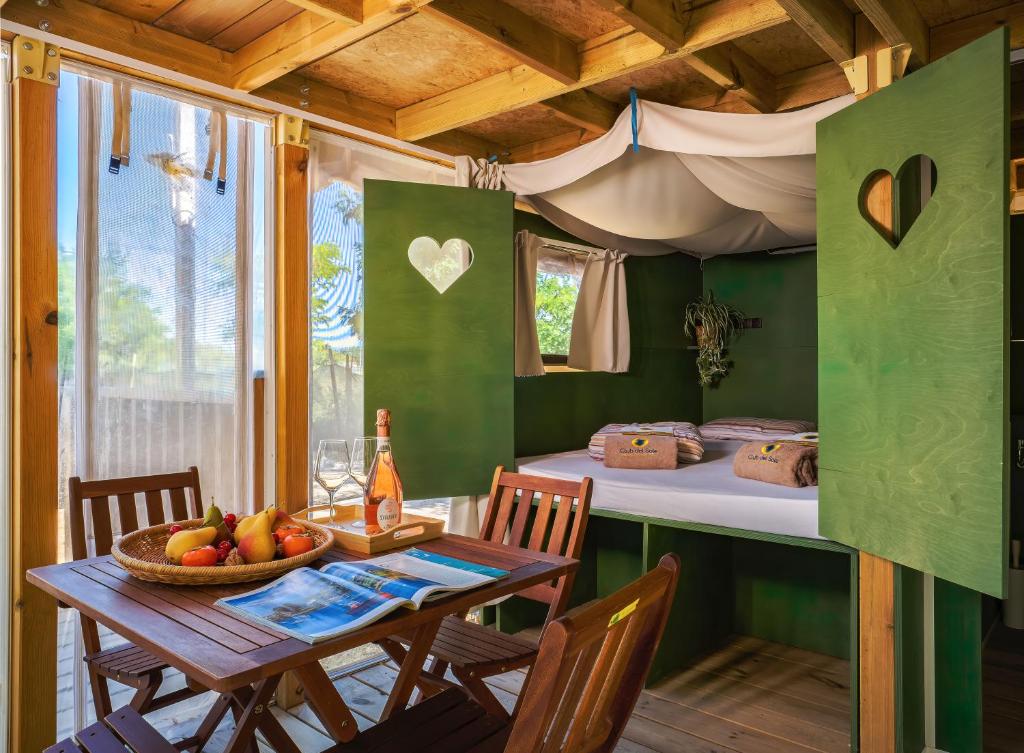 Club del Sole Romagna Family Resortにあるベッド