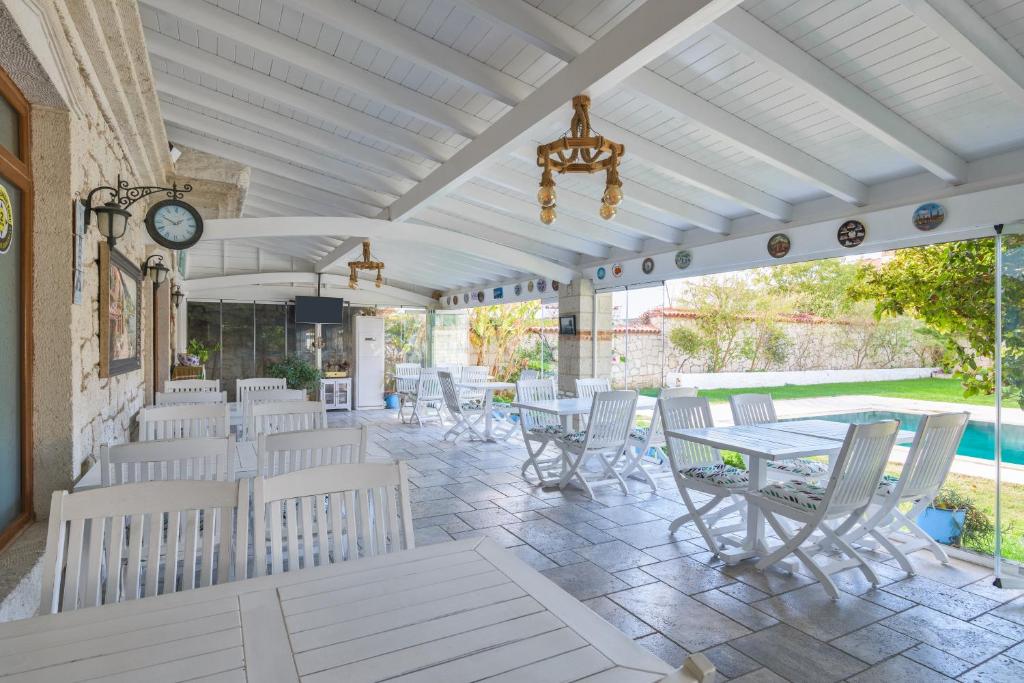 Bazén v ubytování Alacati Koclu Konagi Hotel nebo v jeho okolí