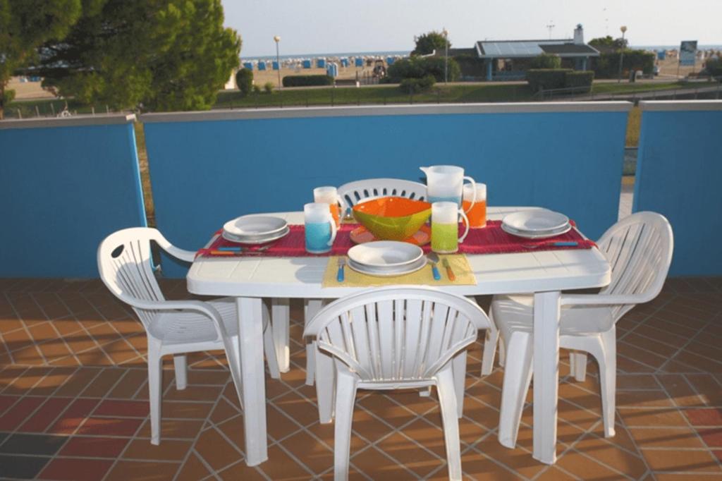 A balcony or terrace at Beachfront colourful flat with swimming pool