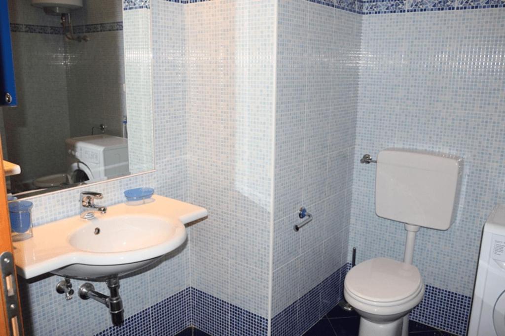 A bathroom at Beachfront colourful flat with swimming pool