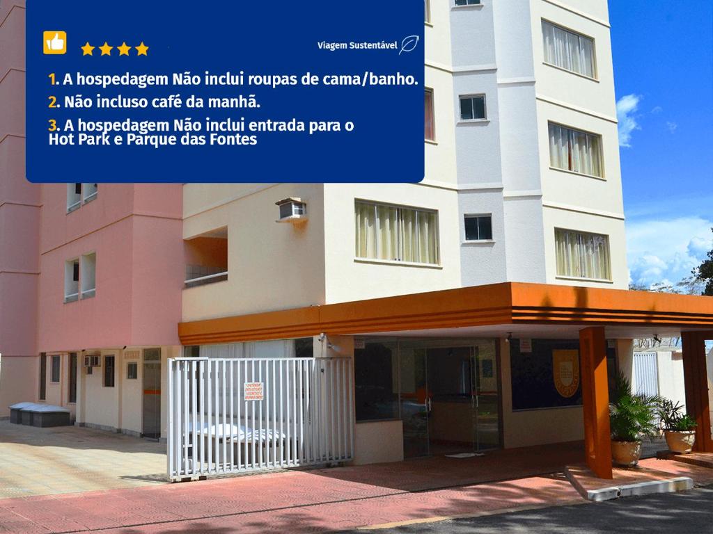 un edificio con un cartel delante en Di Roma Rio Quente TURISMO, en Rio Quente