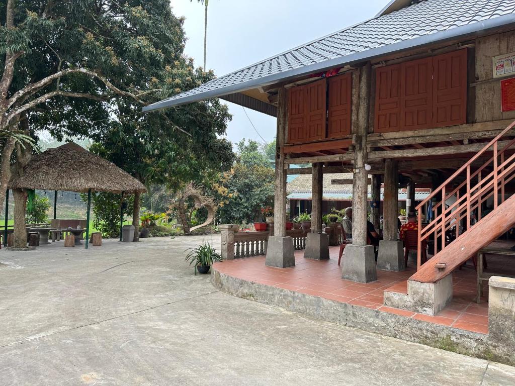 - un bâtiment avec une terrasse couverte et un pavillon dans l'établissement VuLinh Family Homestay, à Yên Bình