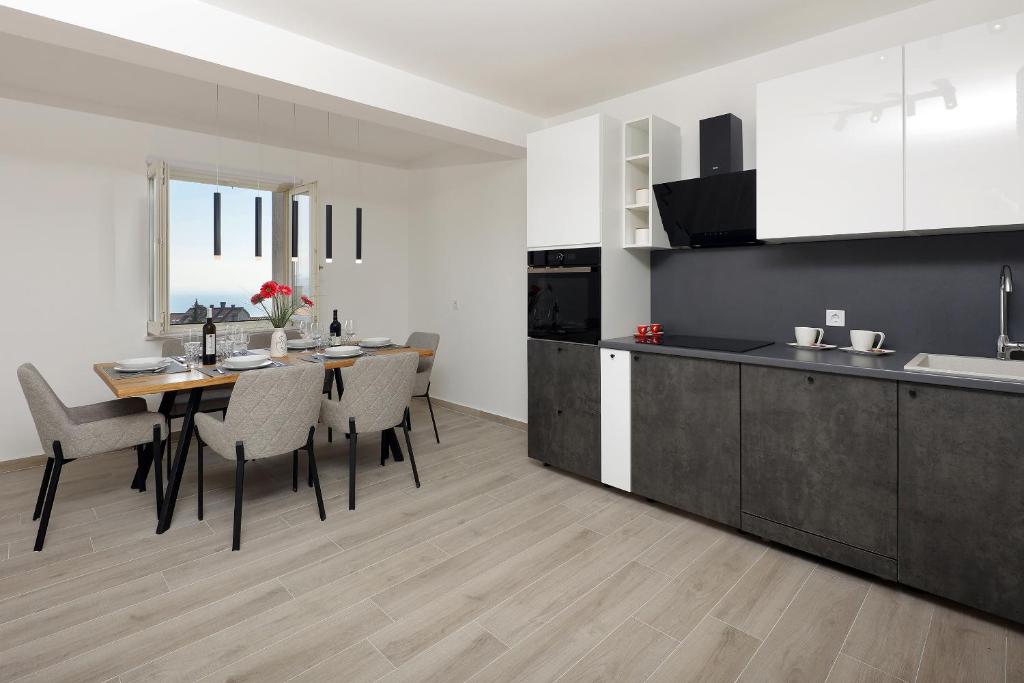 A kitchen or kitchenette at Sorriso apartment Opatija