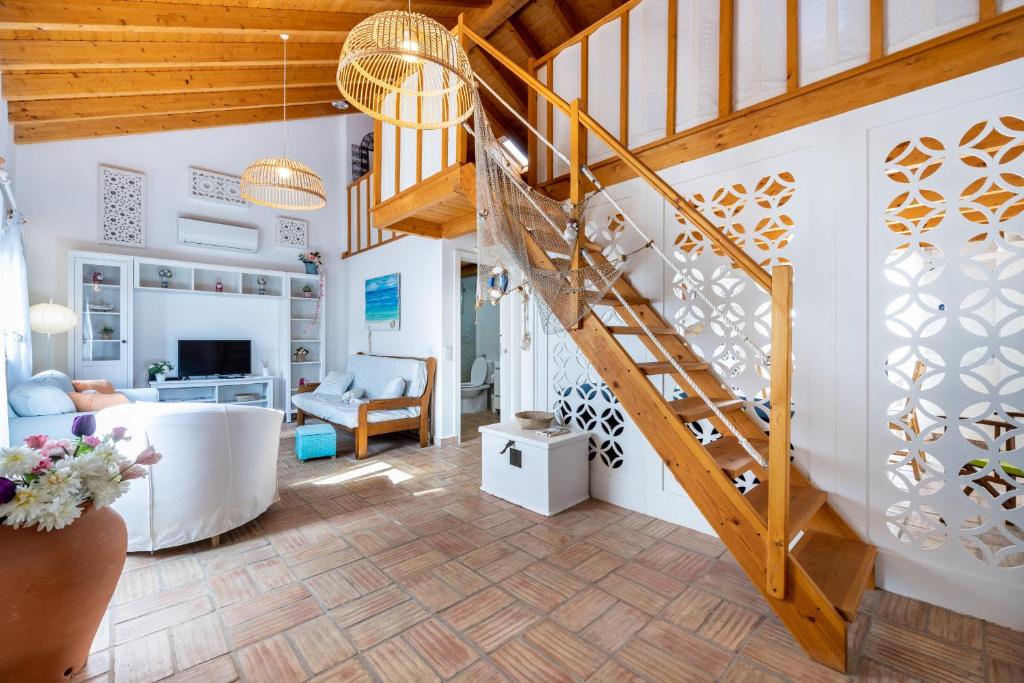 - un salon avec un escalier dans l'établissement Casa Joia by Seewest, à Bensafrim