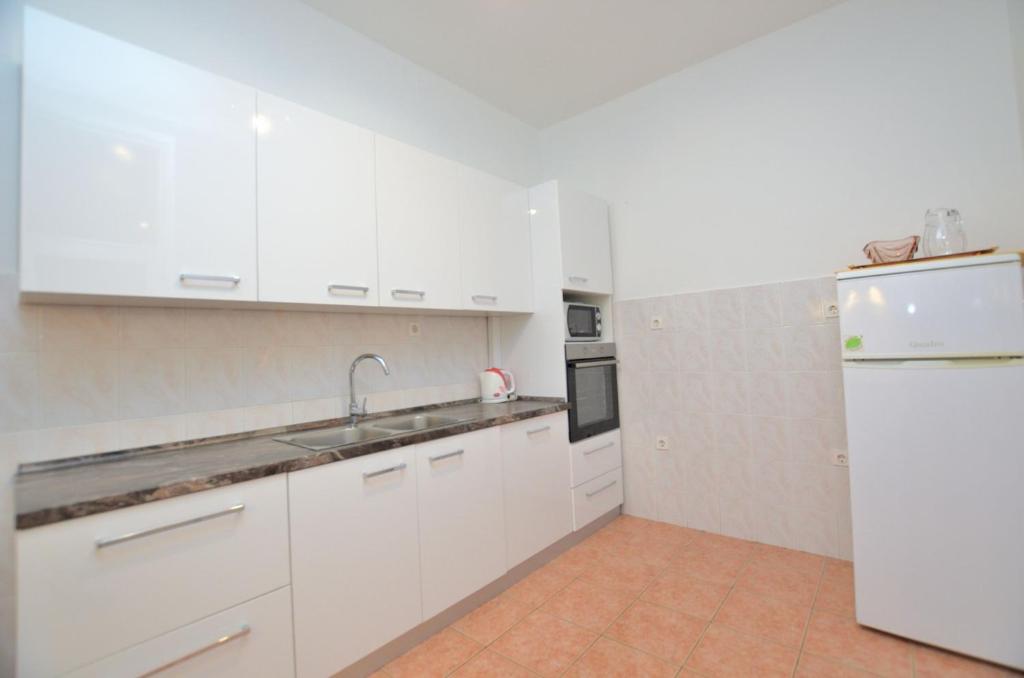 Kuchyň nebo kuchyňský kout v ubytování Apartments Romina