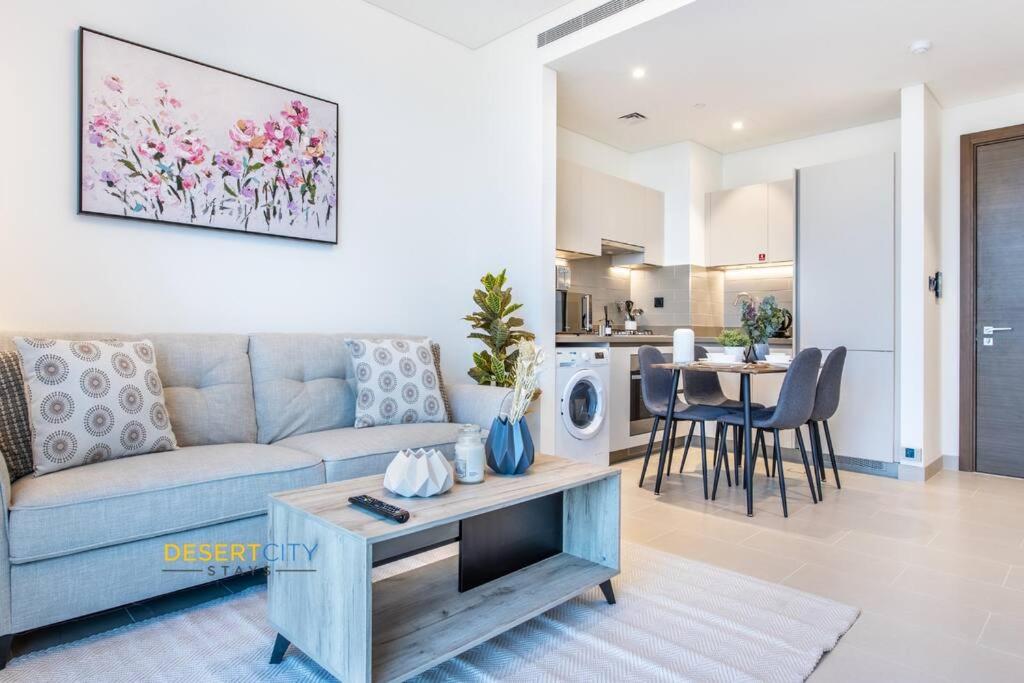 One Bed Room with Creek Views, Hosted by Desert City Stays