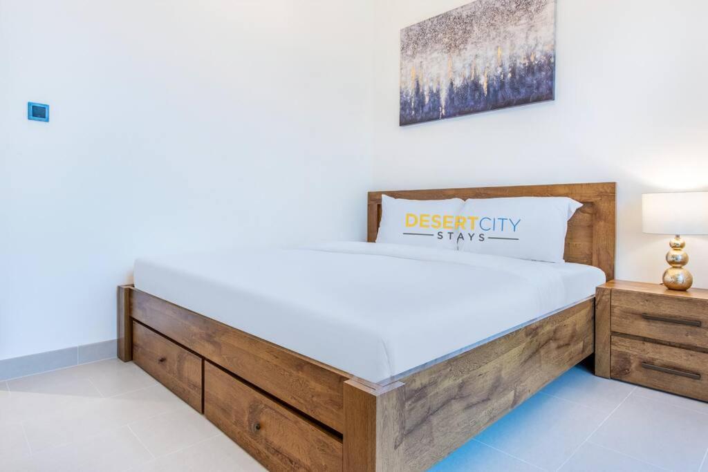 Postel nebo postele na pokoji v ubytování One Bed Room with Creek Views, Hosted by Desert City Stays