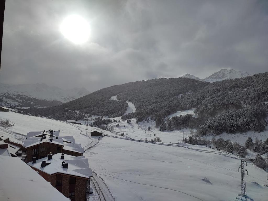 博爾德斯·代瓦里拉的住宿－AC Apartaments Bordes，享有雪覆盖的山峰和滑雪场的景色