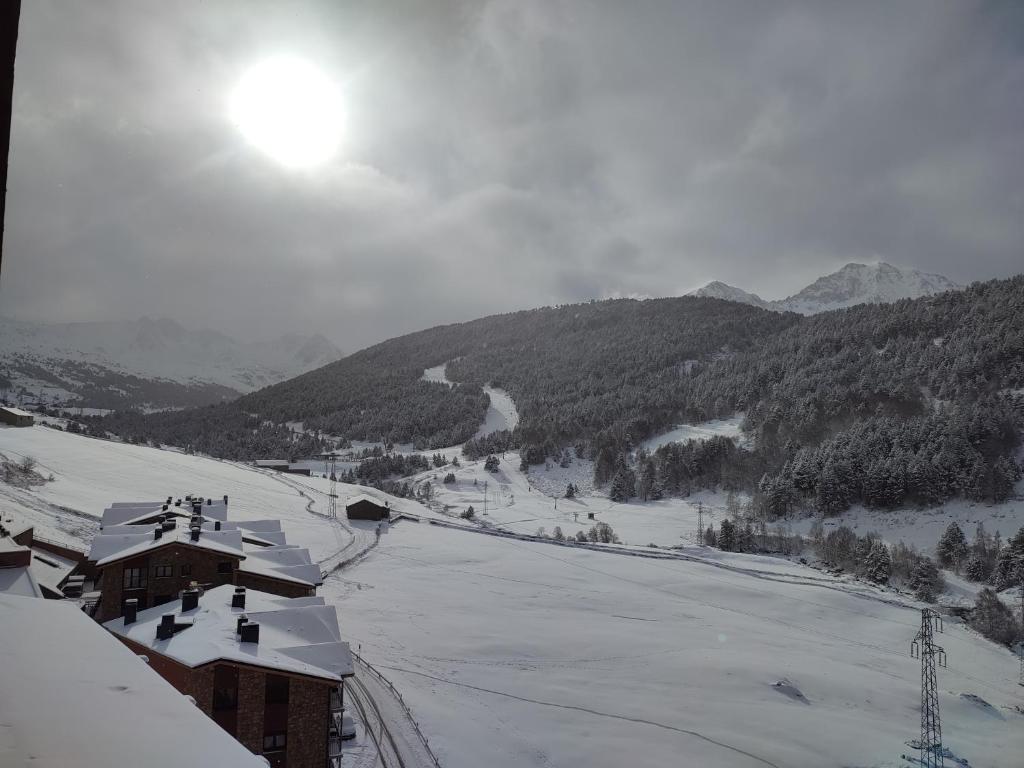 a view of a snow covered mountain with a ski slope at AC Apartaments Bordes in Bordes d´Envalira 