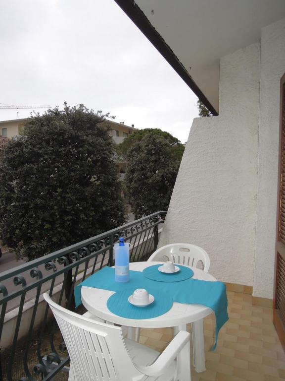 A balcony or terrace at Relaxing villa with private garden 250m from the sea