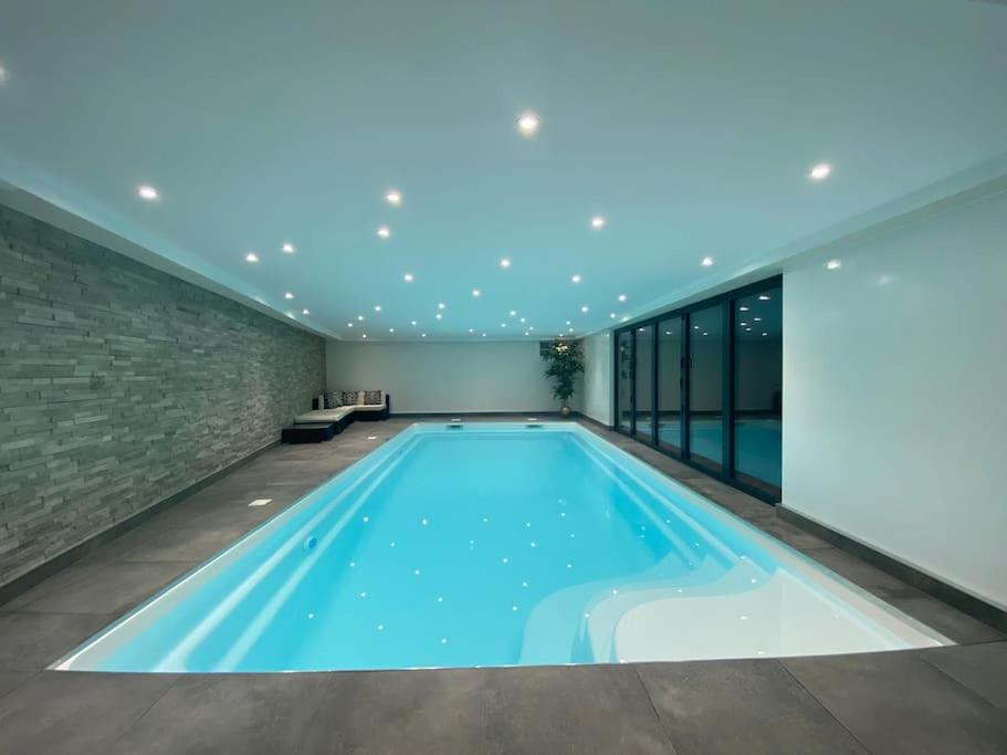 Swimmingpoolen hos eller tæt på A luxury unique home spa - White Stones Retreats.