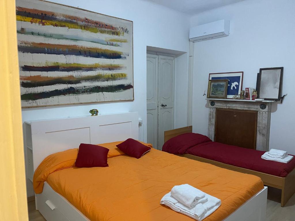 ein Schlafzimmer mit 2 Betten und einem Wandgemälde in der Unterkunft Casa di Mochi in Rom