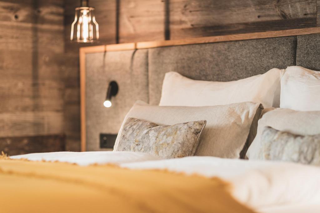 מיטה או מיטות בחדר ב-Boutique Hotel und Chalets Bergwiesenglück