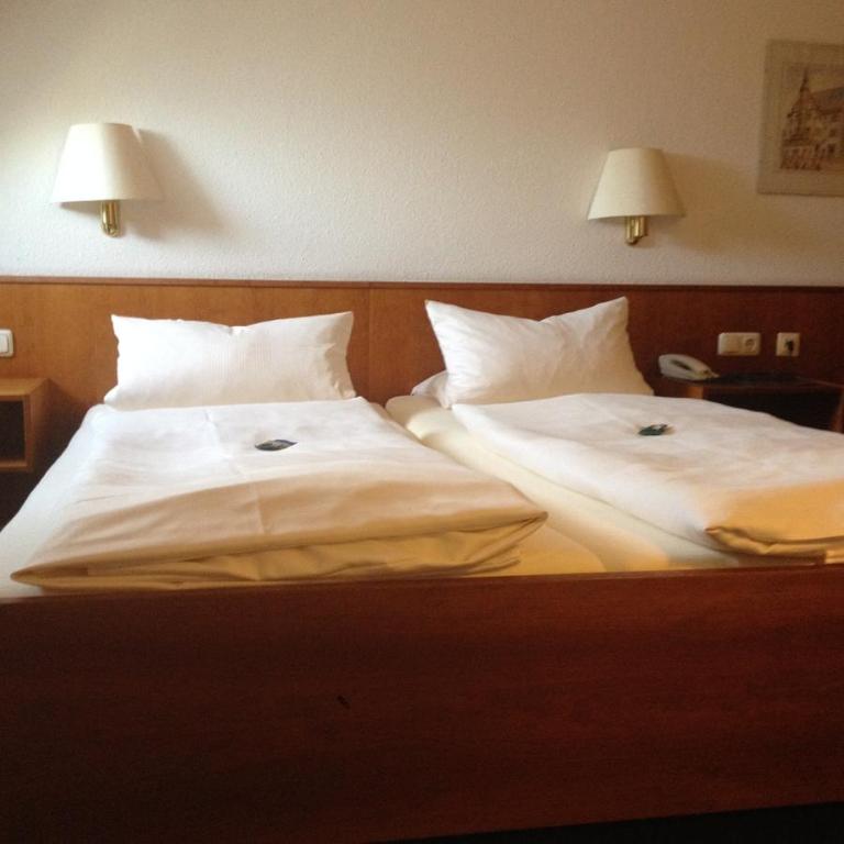 Postel nebo postele na pokoji v ubytování Hotel am Bergl