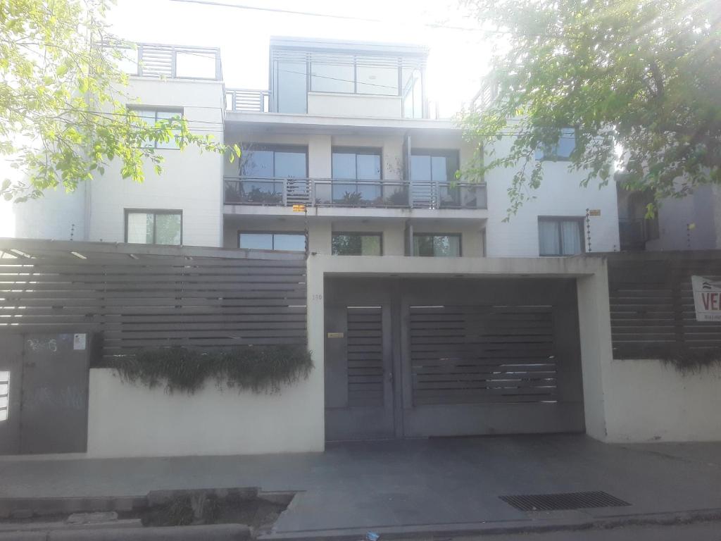 un edificio con un garaje delante de él en Mendoza en Mendoza