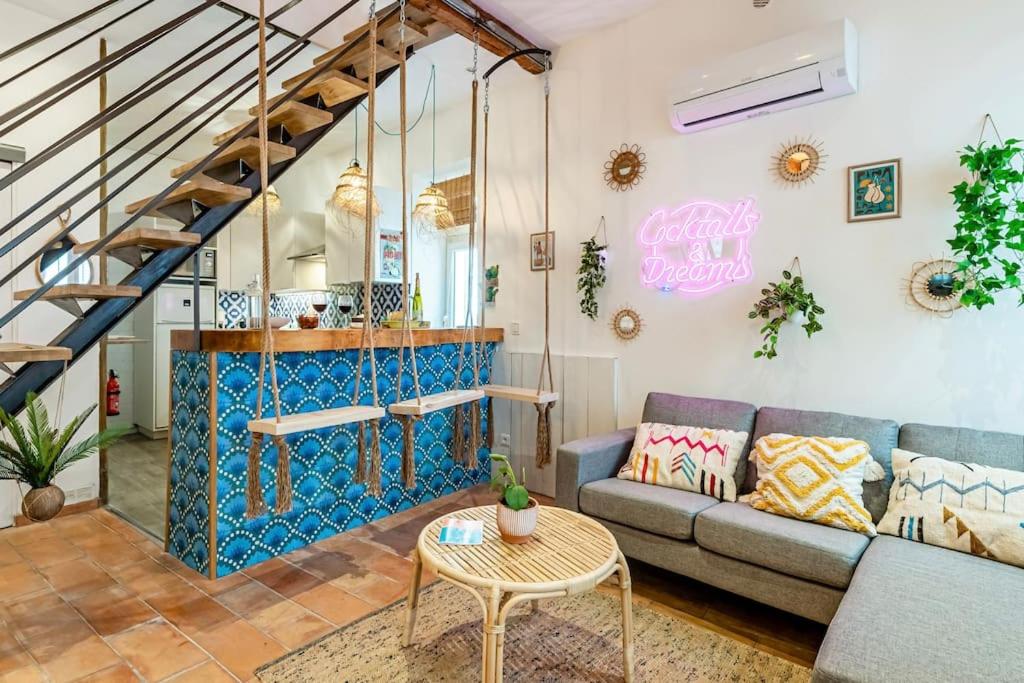 un salon avec un canapé et une table dans l'établissement Ciotat colada beau duplex atypique à 50 m du port Classé 3 étoiles, à La Ciotat
