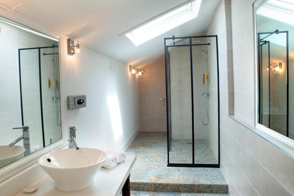 a bathroom with a sink and a shower at Manoir le Roure in Châteauneuf-du-Rhône