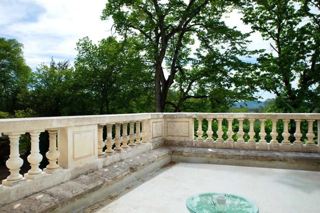 a stone balcony with a plate on top of it at Manoir le Roure in Châteauneuf-du-Rhône