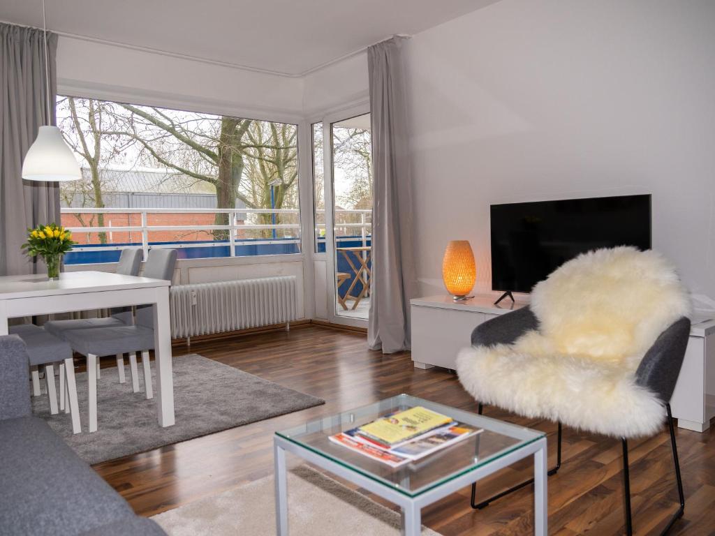 sala de estar con sofá y mesa en 195 Apartment Havenhuus en Wilhelmshaven