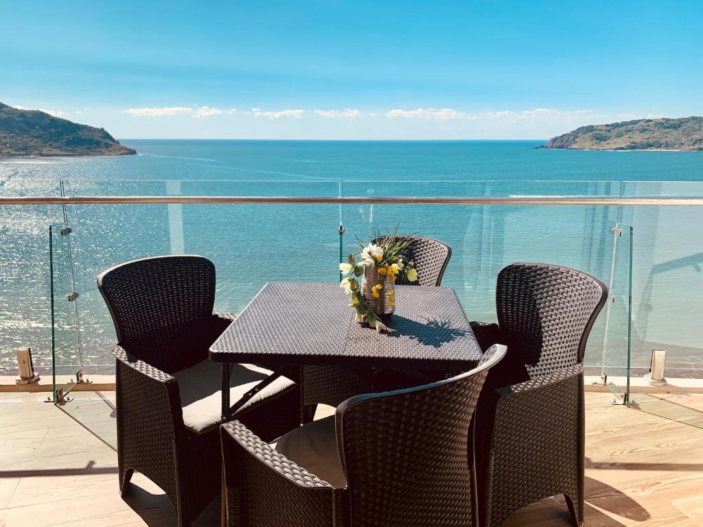 Luxury Beachfront 2BED/2BATH Condo Golden Zone Camino Al Mar, Mazatlán