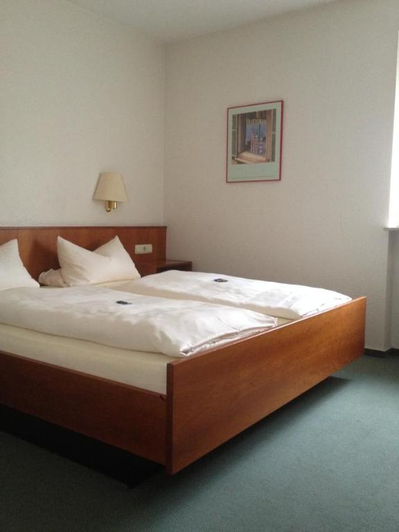 Postel nebo postele na pokoji v ubytování Hotel am Bergl