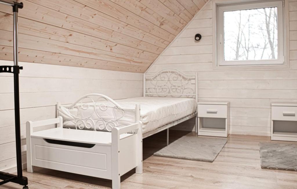 1 dormitorio con cama blanca y ventana en Dębówka, en Wilcze