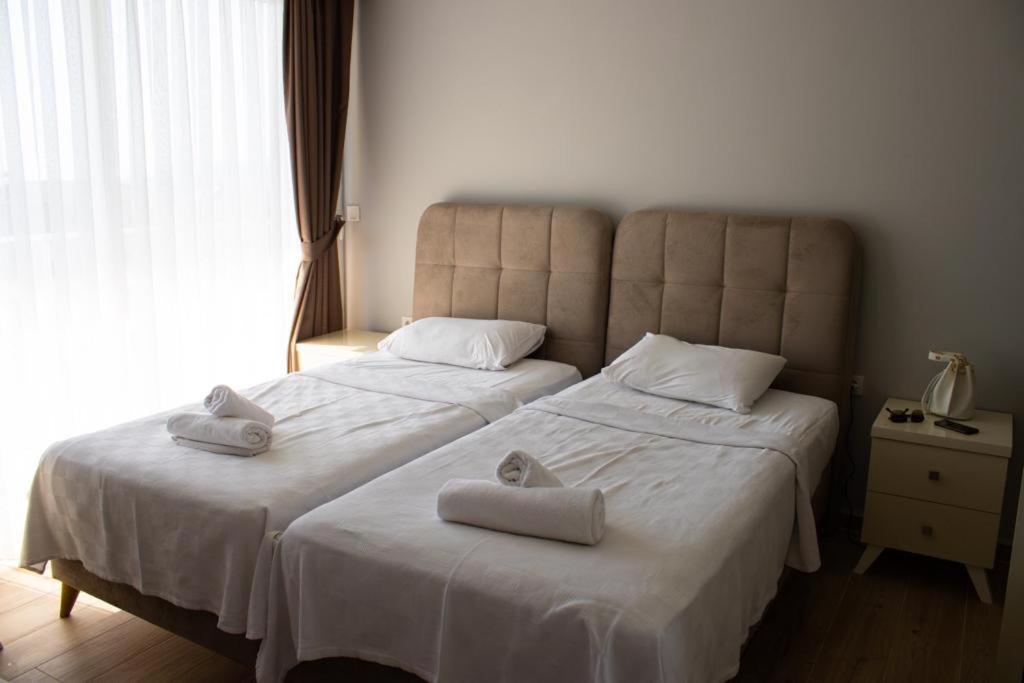 Dos camas en un dormitorio con dos toallas. en Vacation home with private pool, Fethiye, Oludeniz, en Cedit