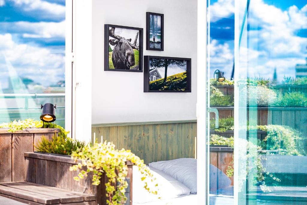 Zimmer mit Balkon und Glasschiebetür in der Unterkunft fjord hotel berlin in Berlin