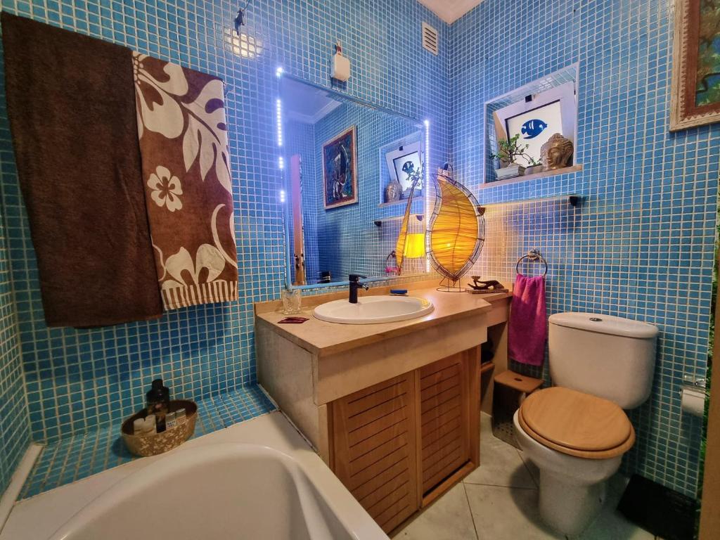 een badkamer met een bad, een wastafel en een toilet bij T1 Falesia in Albufeira