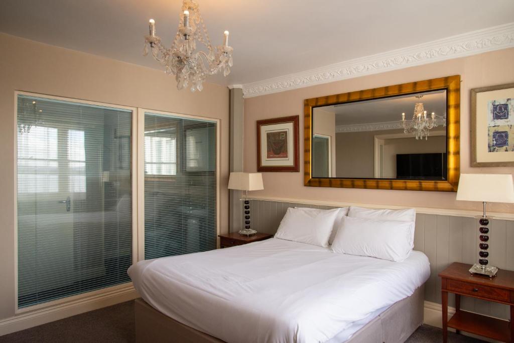 Royal Hotel, Bar & Grill - 