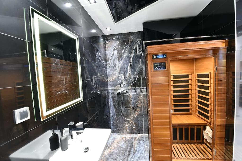 a bathroom with a sink and a mirror at Lux Spa Apartman na Vračaru in Vračar (historical)