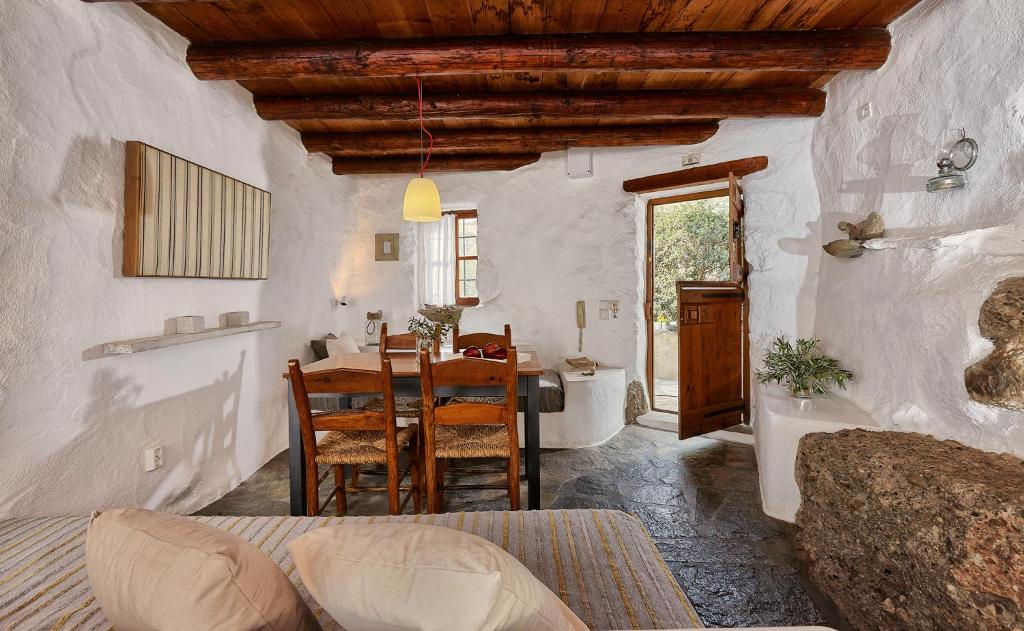 Fotografia z galérie ubytovania White River Cottages - rustic minimalist holiday houses v destinácii Makry Gialos