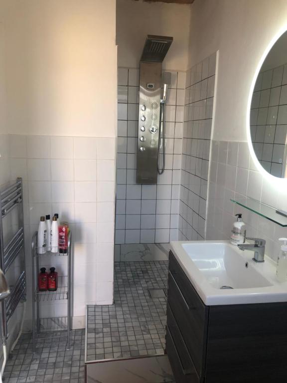 Uma casa de banho em Super location 2, 1min metro 10 min from Camden
