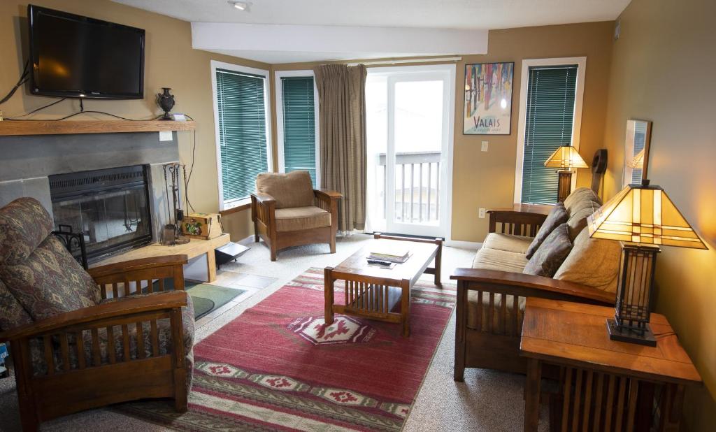 - un salon avec un canapé et une cheminée dans l'établissement 1Br Ski-in, Ski-out With King Bed- Okemo Mtn Lodge condo, à Ludlow