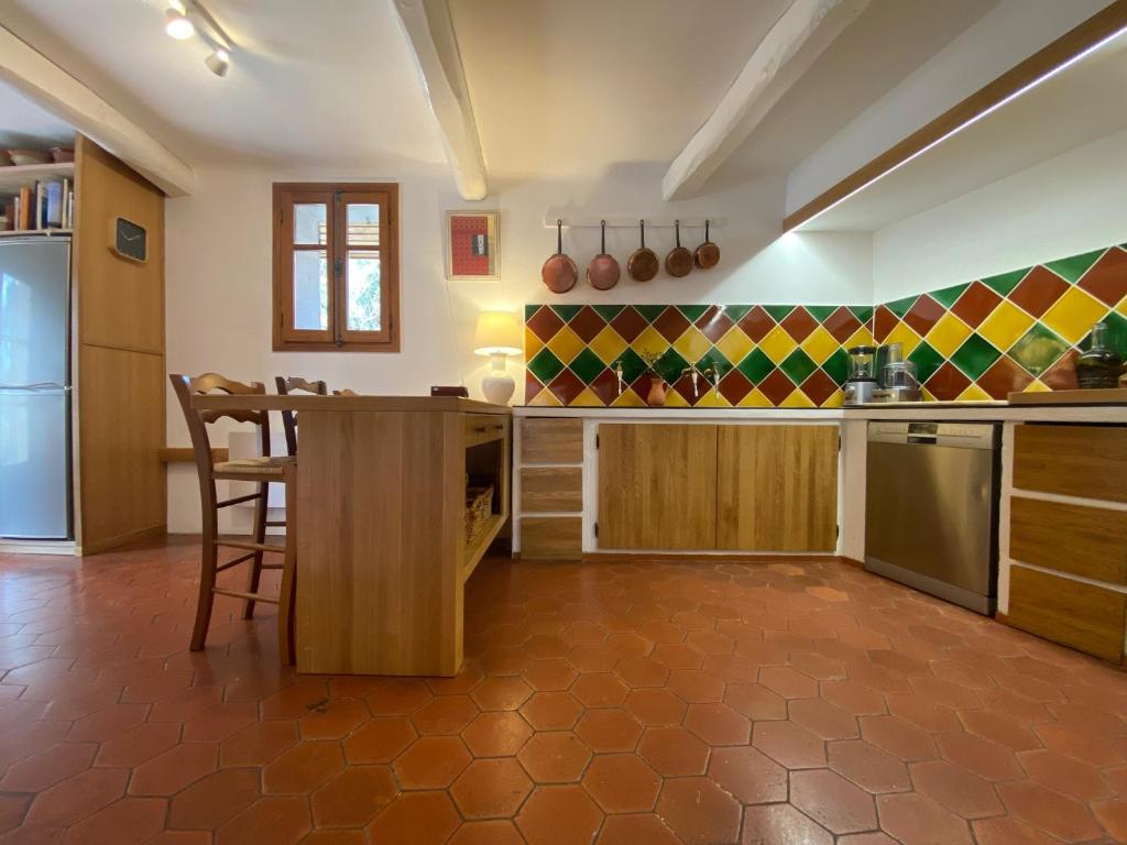 a kitchen with a table and a counter top at Campagne Salettes in Lorgues