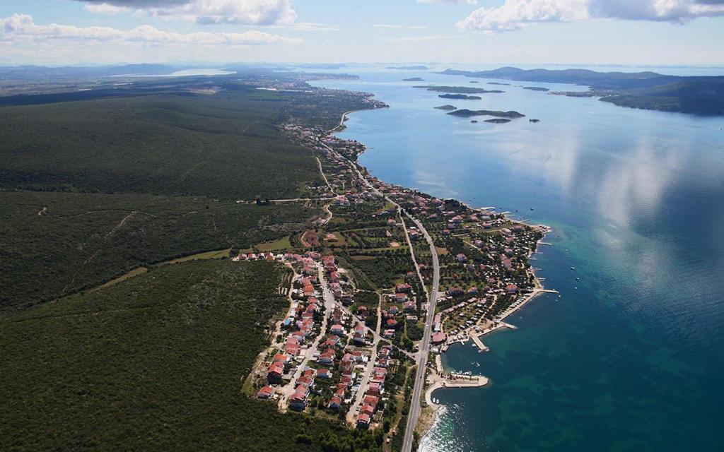 een luchtzicht op een klein eiland in het water bij Apartments Jele II in Sveti Petar