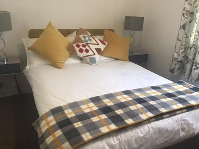 Postel nebo postele na pokoji v ubytování Bayview House Dungloe