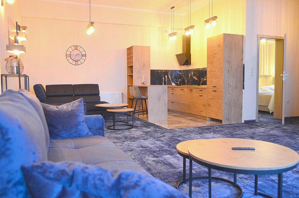 salon z kanapą i stołem w obiekcie Apartament ARKA w mieście Jarosławiec