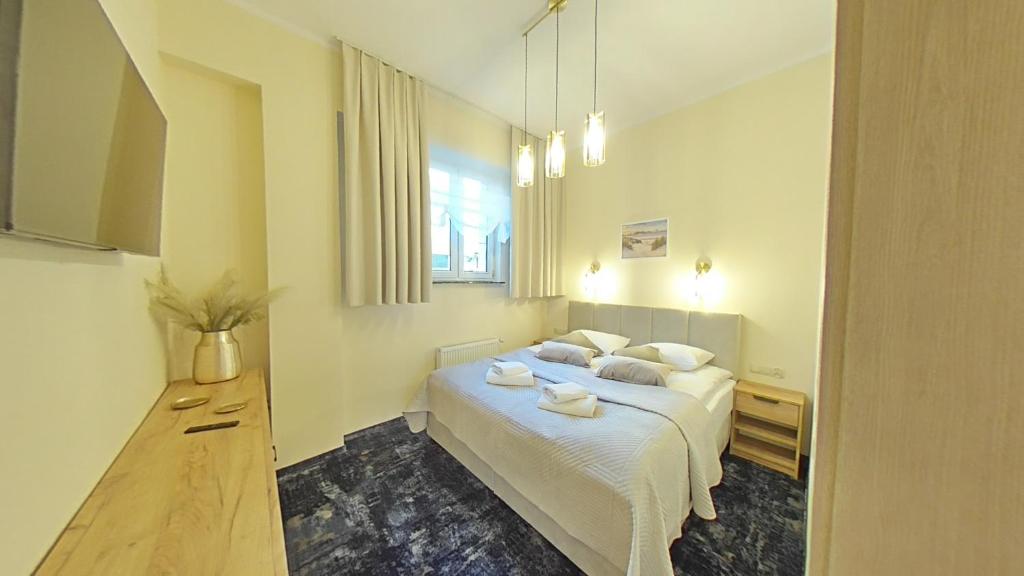 Łóżko lub łóżka w pokoju w obiekcie Apartament ARKA